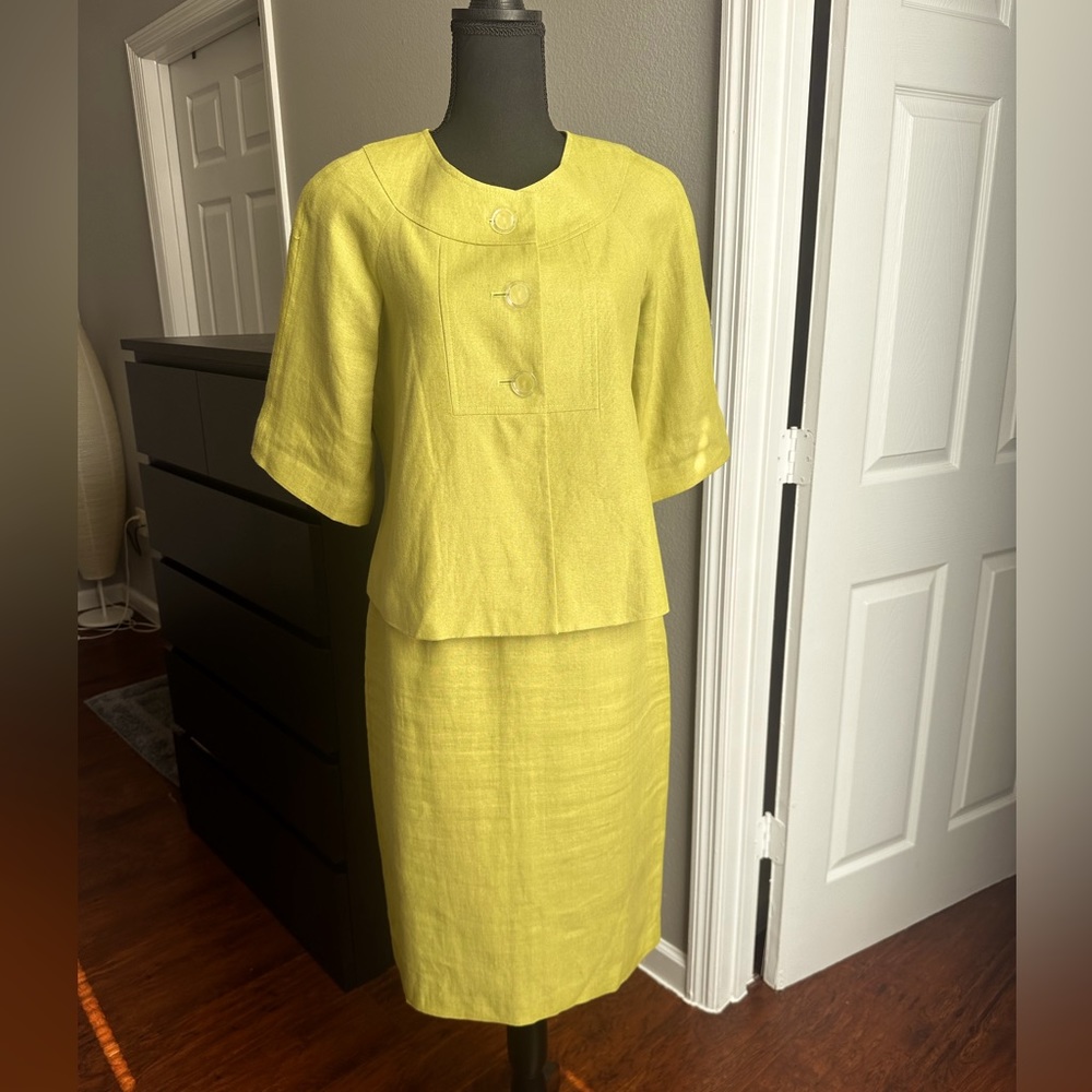 Signature by Larry Levine skirt suit size 8